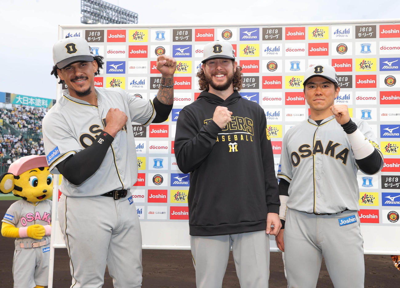 阪神対巨人　ヒーローインタビューで笑顔を見せる阪神の選手たち、左からマルテ、ウィルカーソン、長坂（代表撮影）