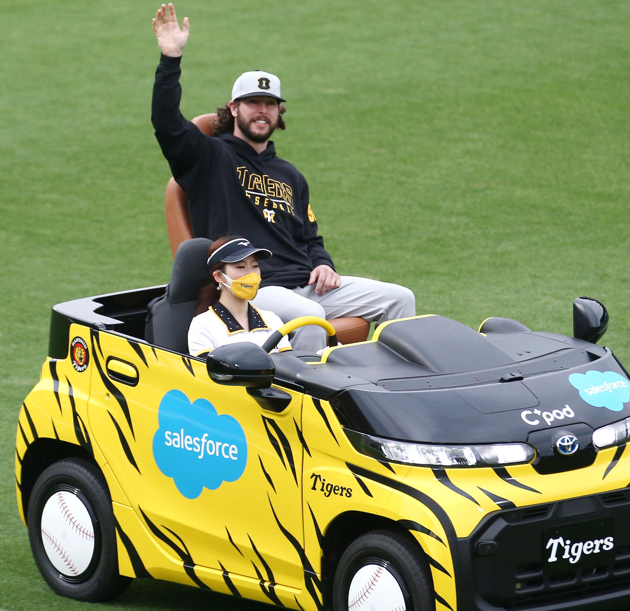 阪神対巨人　ファンの歓声に手を振って応える阪神ウィルカーソン（撮影・上山淳一）