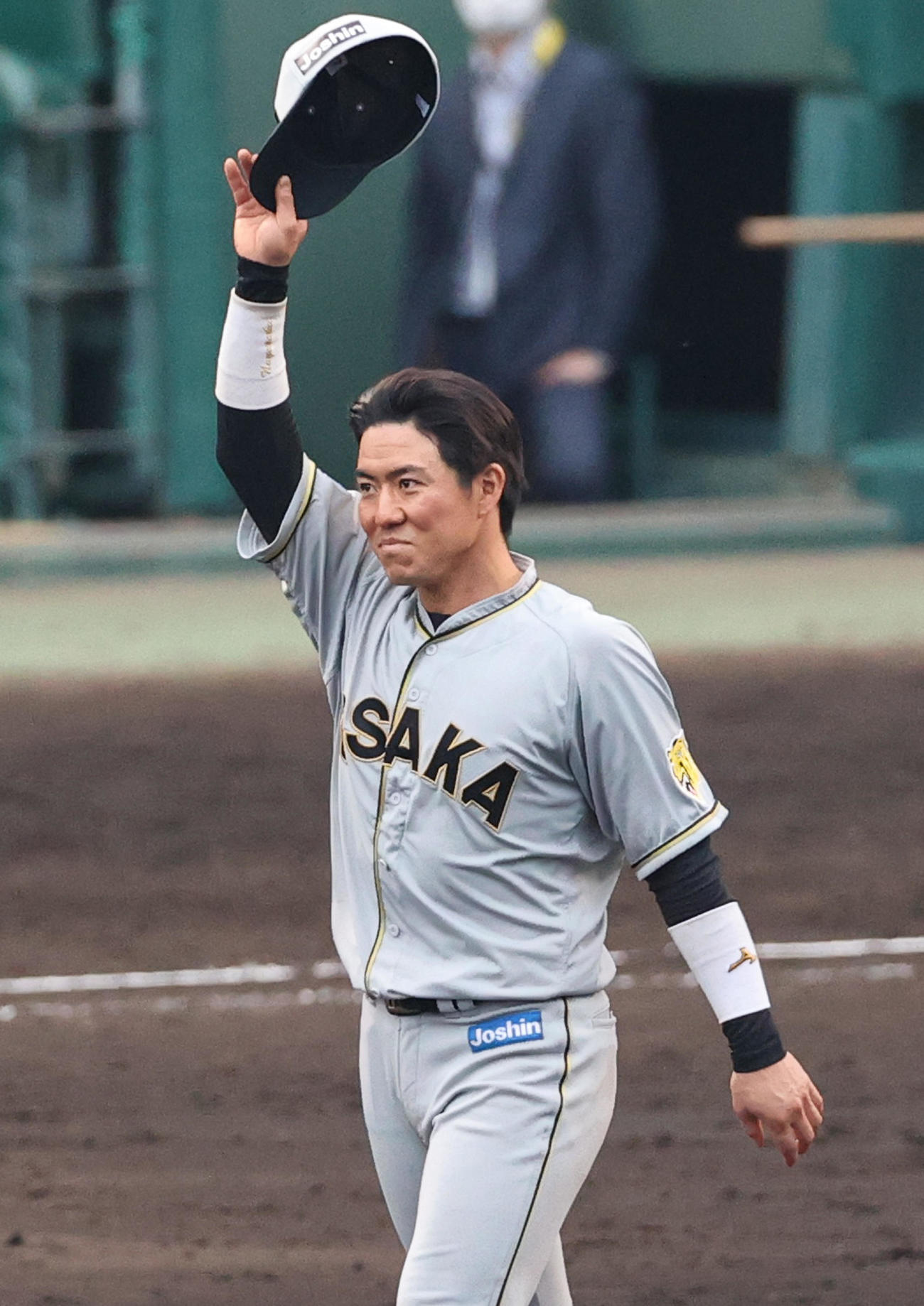 阪神対巨人　ファンの歓声に応える阪神長坂拳弥（撮影・上山淳一）