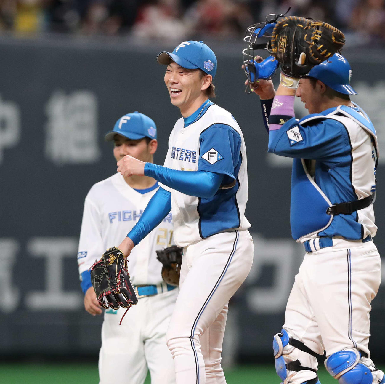 日本ハム対西武　通算800試合登板を達成し笑顔の宮西（撮影・黒川智章）