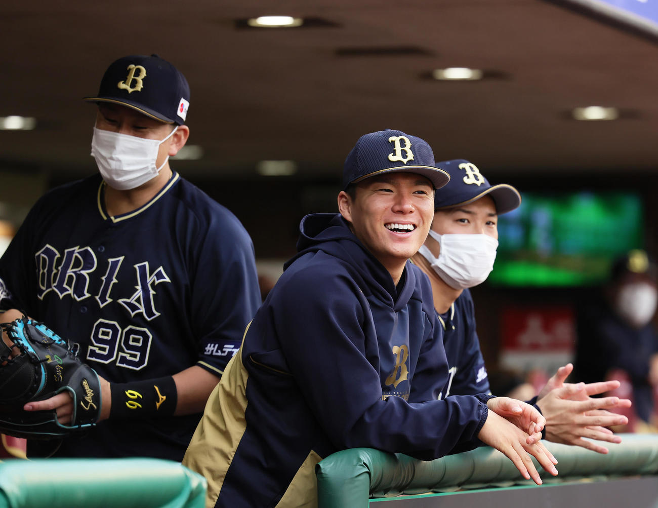 楽天対オリックス　ベンチでリラックスした様子を見せるオリックス山本（中央）と杉本（左）（撮影・足立雅史）