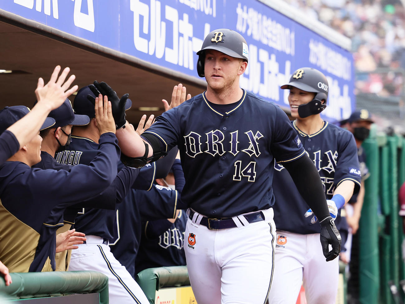 楽天対オリックス　8回表オリックス無死一塁、右越え2点本塁打を放ったマッカーシー（左）（撮影・足立雅史）