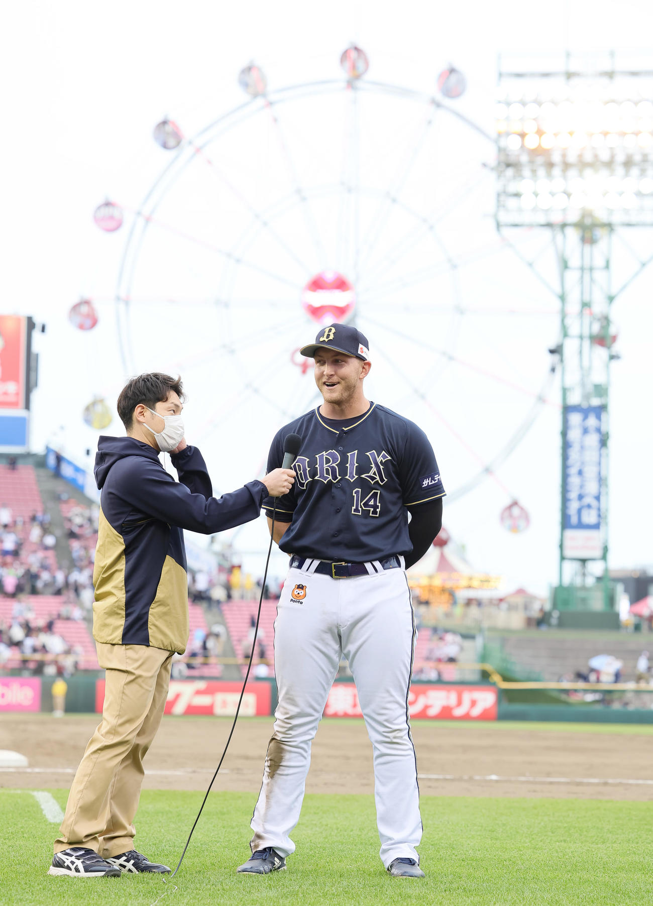 楽天対オリックス　オリックスのマッカーシーはヒーローインタビューに笑顔（撮影・足立雅史）