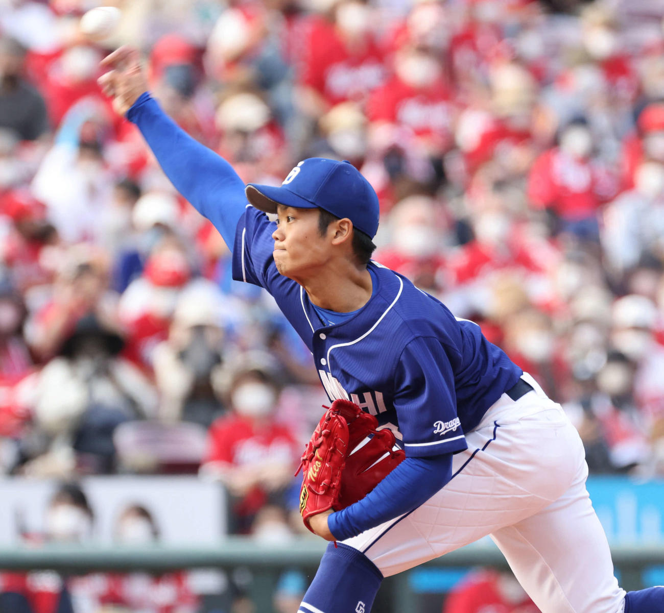 8回裏、6番手で登板する中日根尾（撮影・加藤孝規）
