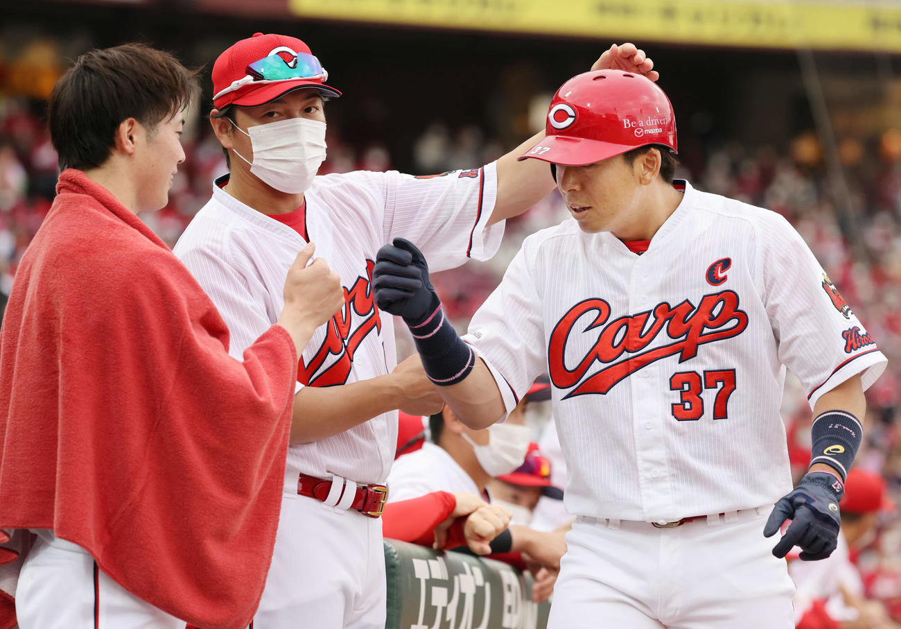 広島対中日　1回裏広島無死二塁、菊池涼の適時内野安打で野間が生還。左は先発の森下（撮影・加藤孝規）