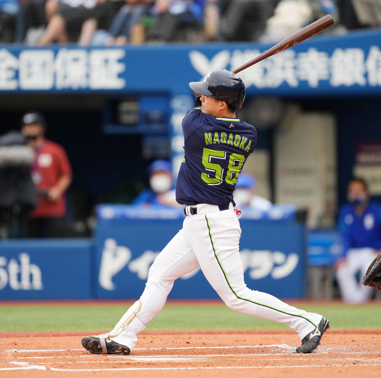 DeNA対ヤクルト　2回表ヤクルト無死二塁、右越えに2点本塁打を放つ長岡（撮影・菅敏）