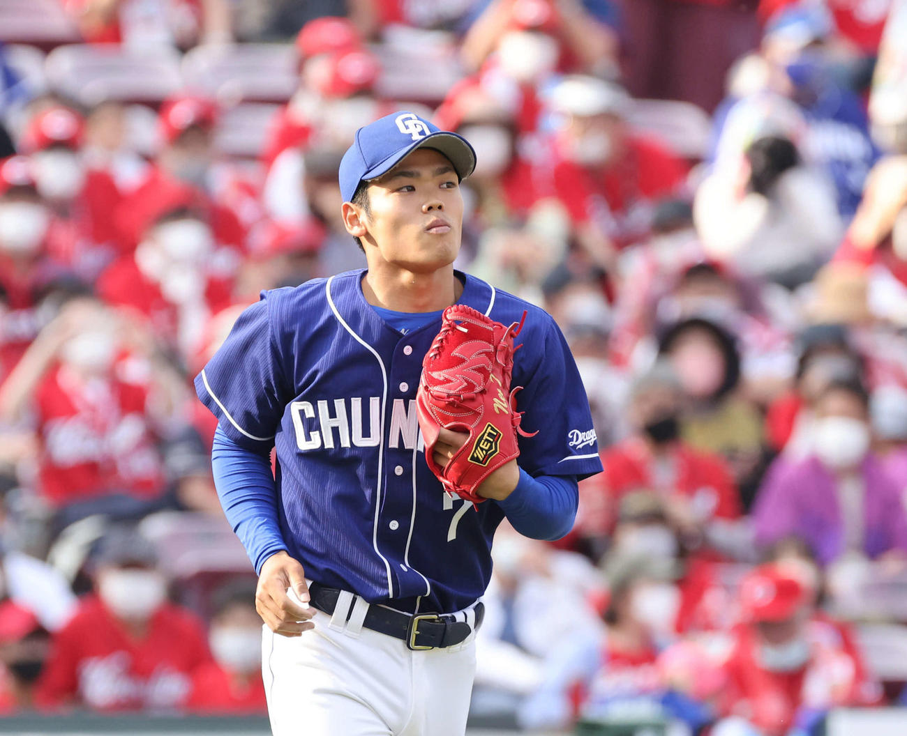 8回裏広島、6番手で登板する根尾はマウンドへ向かう（撮影・加藤孝規）