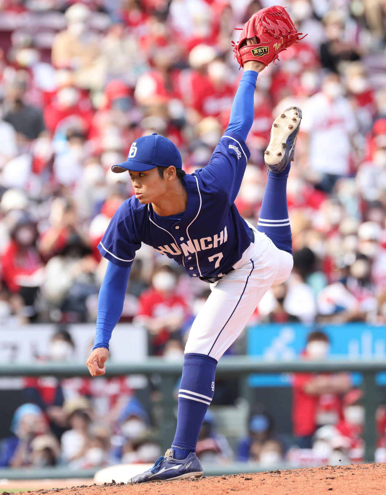 8回裏、6番手で登板し力投する根尾昂（撮影・加藤孝規）