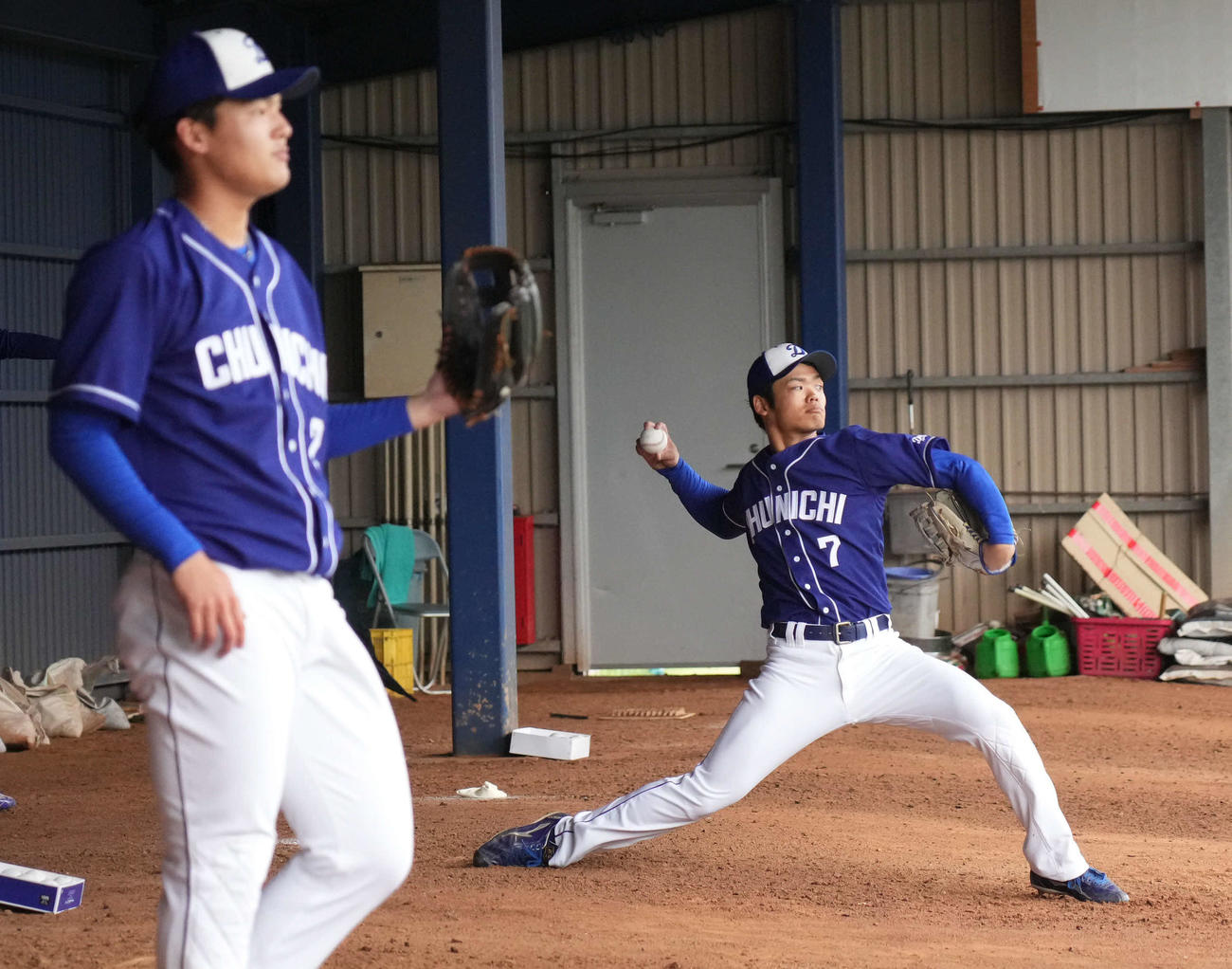 2月の春季キャンプ、ブルペンで投球練習をする根尾（右）