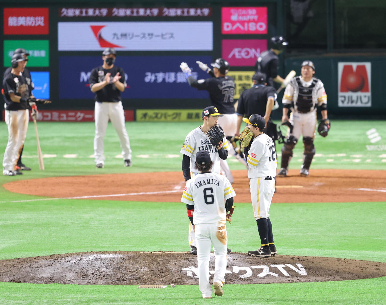 ソフトバンク対ロッテ　8回表ロッテ1死二塁、マーティンに勝ち越し2点本塁打を浴びた又吉克樹（撮影・梅根麻紀）