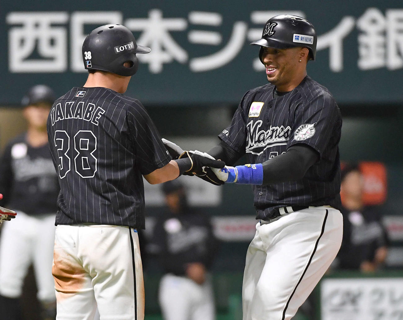 ソフトバンク対ロッテ　8回表ロッテ1死二塁、右中間へ勝ち越し2点本塁打を放ち、高部（左）と笑顔でタッチを交わすマーティン（撮影・岩下翔太）
