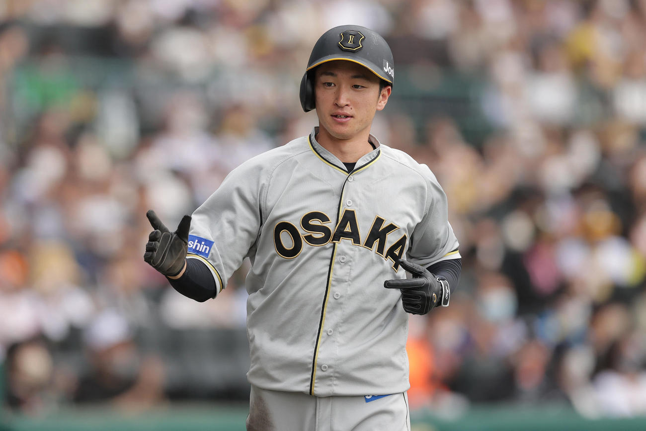 阪神対巨人　1回裏阪神1死二塁、マルテの先制適時打で生還した近本（撮影・前田充）