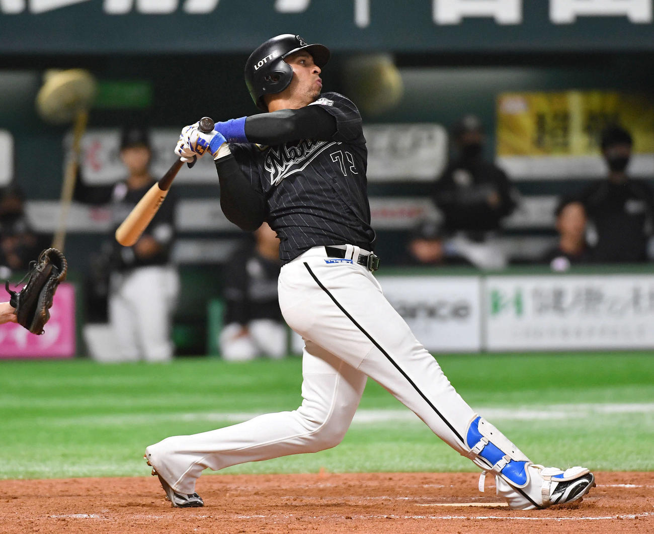 ソフトバンク対ロッテ　8回表ロッテ1死二塁、マーティンは右中間へ勝ち越し2点本塁打を放つ（撮影・岩下翔太）