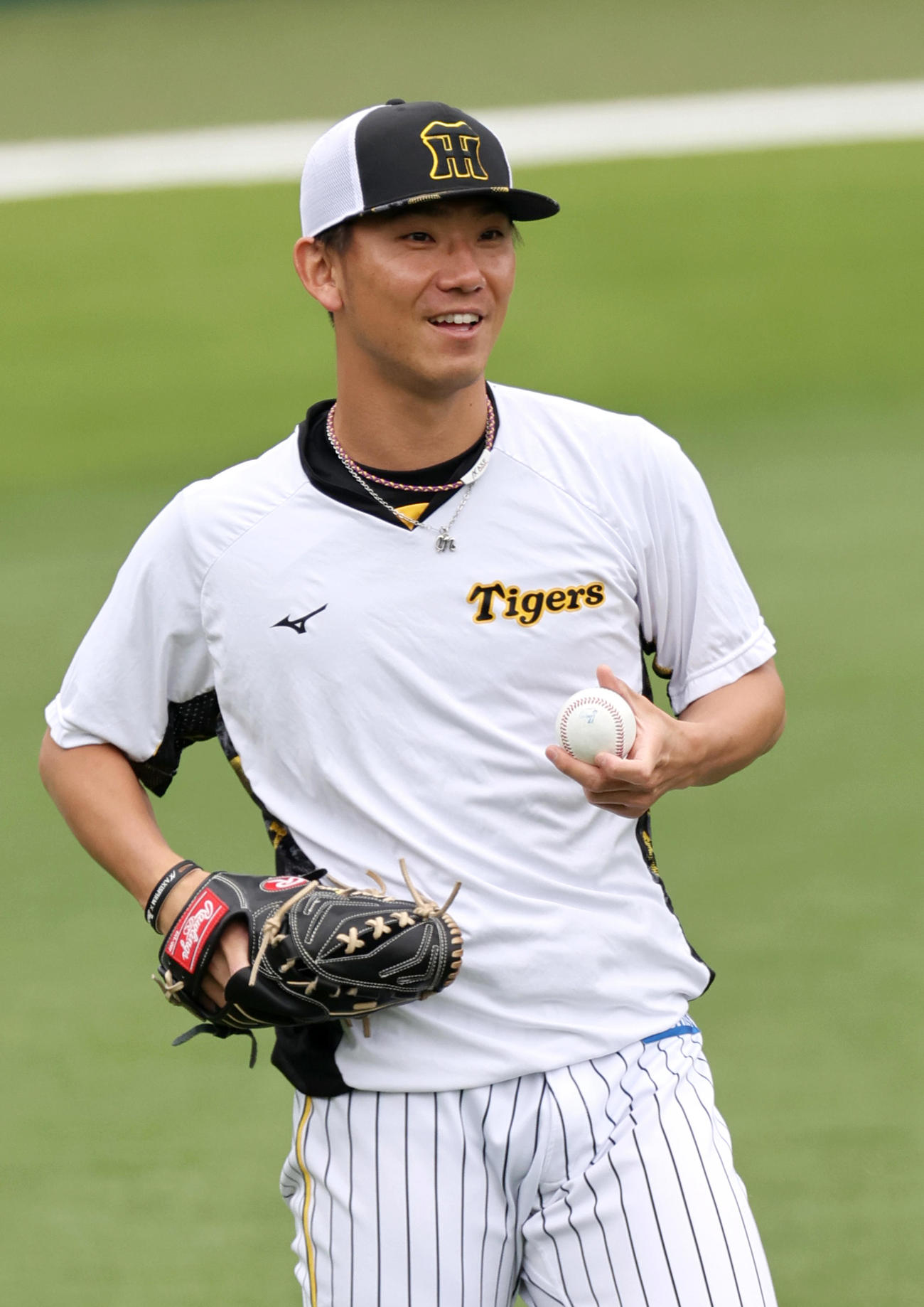 阪神対巨人　21日の試合前の練習でリラックスした表情を見せる阪神伊藤将（撮影・上山淳一）