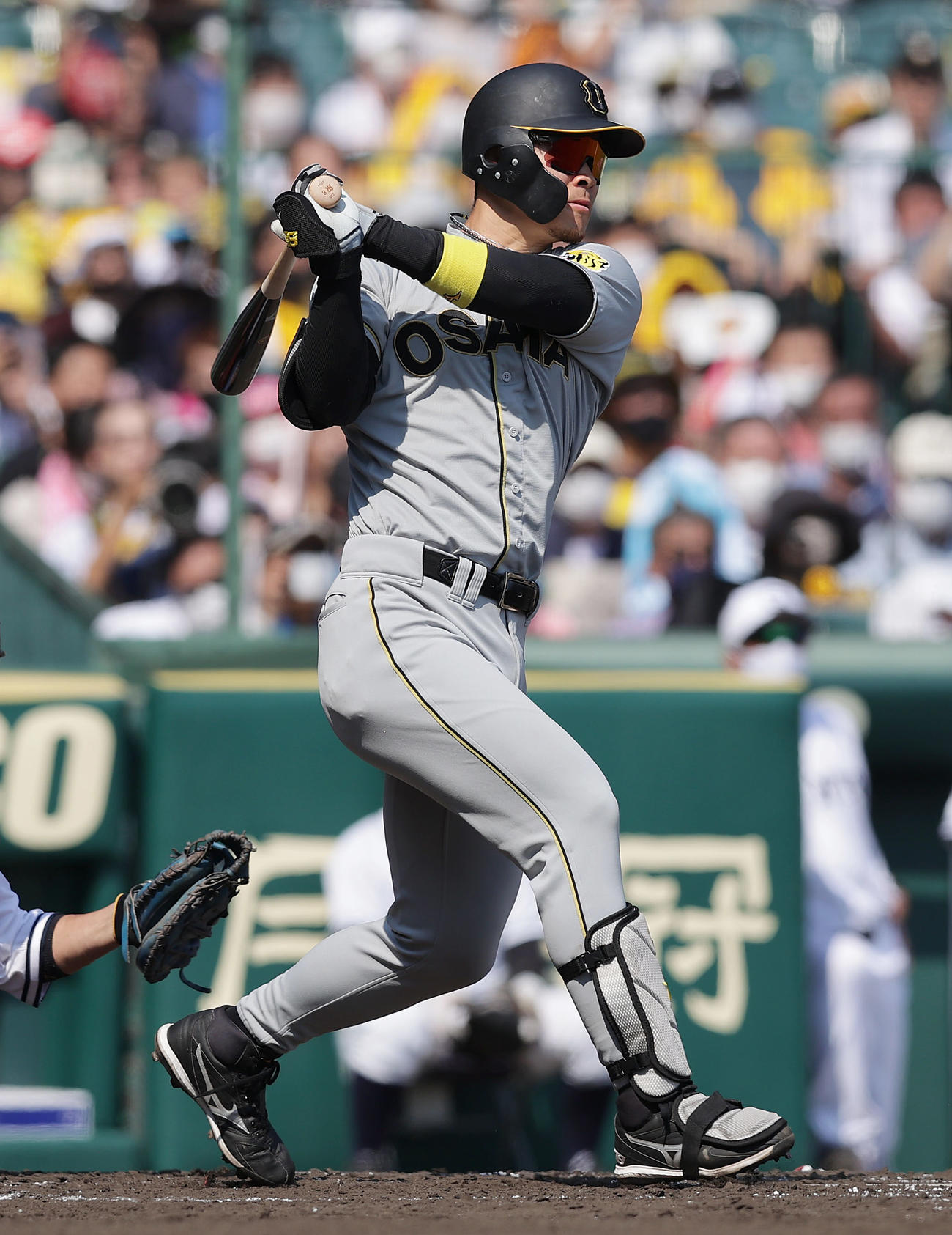 2回裏阪神2死一、三塁、一塁へ適時内野安打を放つ佐藤輝（撮影・前田充）