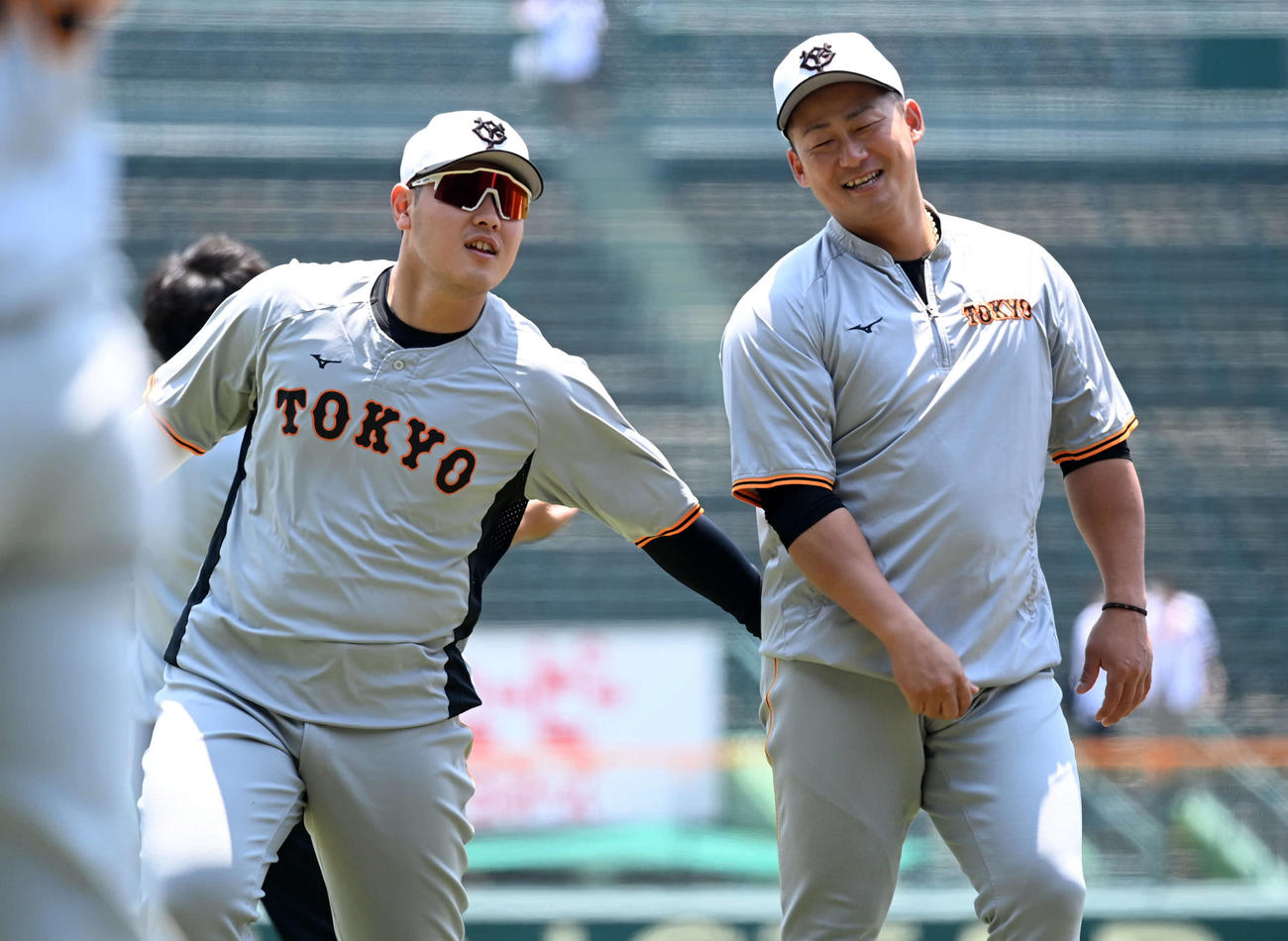巨人中田翔（右）にちょっかいを出す岡本和真（撮影・たえ見朱実）