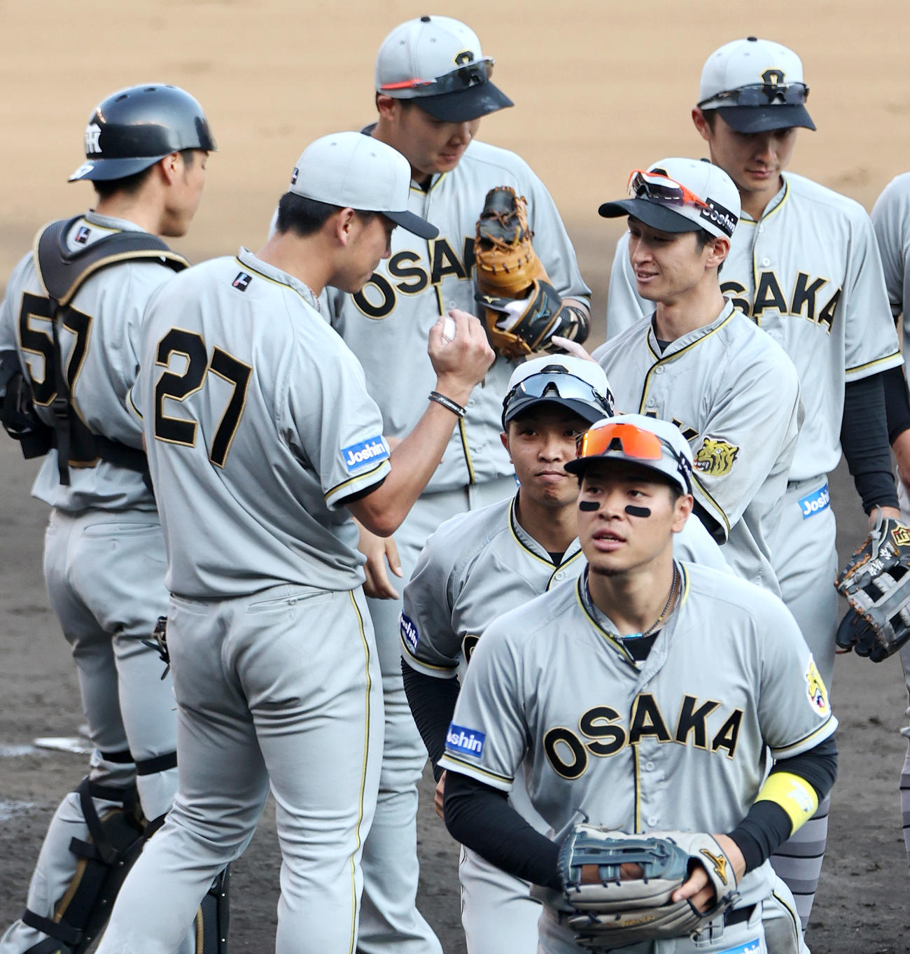巨人打線を完封した阪神伊藤将（左から2人目）は近本（右から2人目）からウイニングボールを受け取る（撮影・上山淳一）