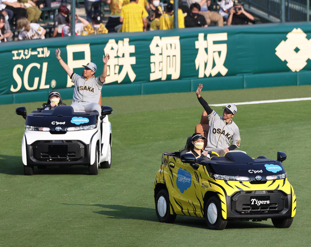 ファンの歓声に手を振って応えるヒーローの阪神近本（手前）と阪神伊藤将（撮影・上山淳一）