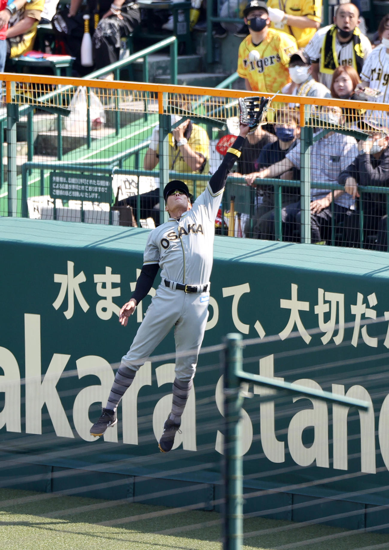 3回表巨人2死、右翼手糸井は丸の飛球にジャンプで捕球を狙うが惜しくも取れず三塁打となる（撮影・上山淳一）