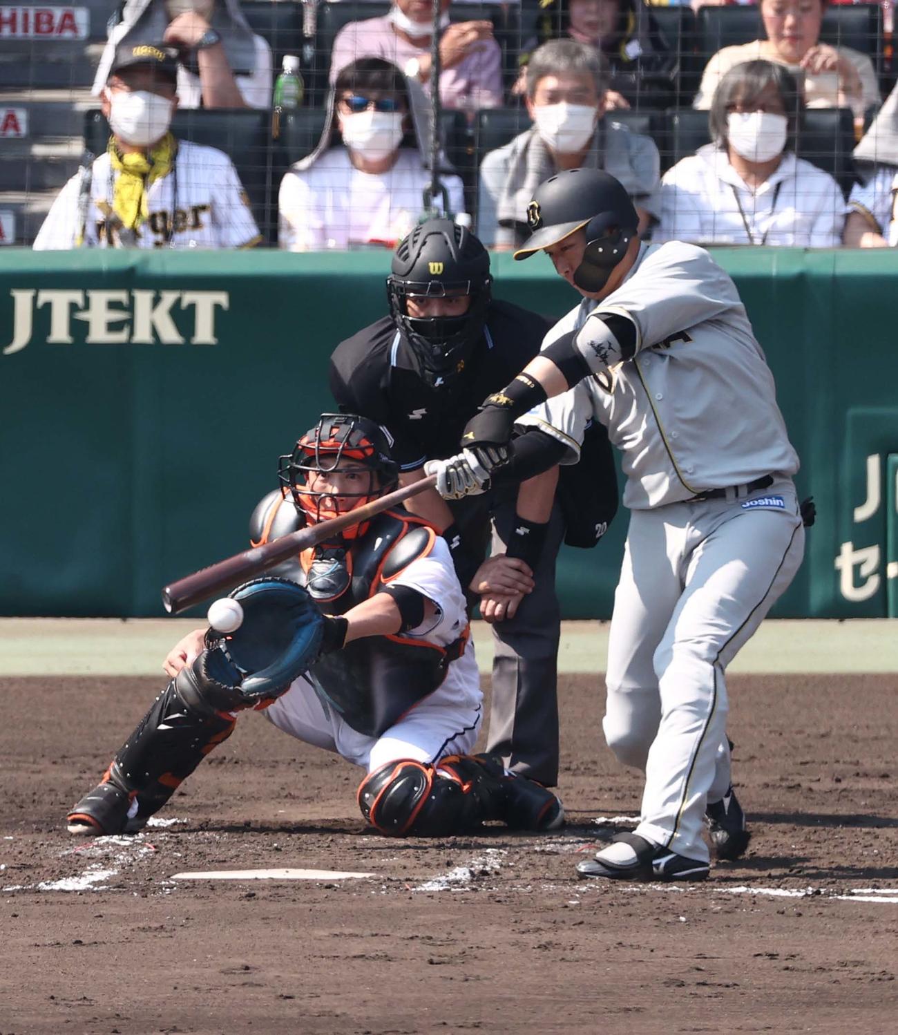 2回裏阪神2死満塁、大山は左前に2点適時打を放つ（撮影・上田博志）