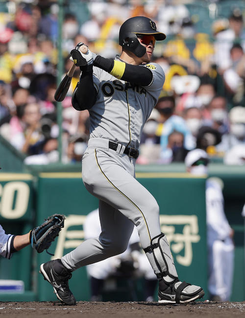 2回裏阪神2死一、三塁、一塁へ適時内野安打を放つ佐藤輝（撮影・前田充）