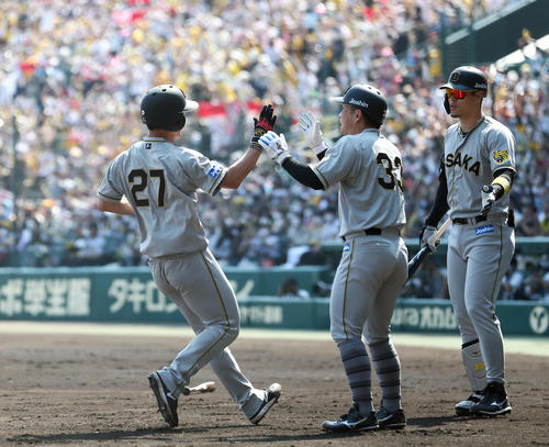 阪神対巨人　2回裏阪神2死満塁、二走伊藤将（左）は大山の左前適時打と相手守備のミスで一気に生還し出迎えを受ける（撮影・上山淳一）