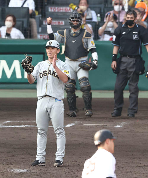 阪神対巨人　9回表巨人2死一、三塁、中田を中飛に打ち取り完封勝利した伊藤将（撮影・上田博志）