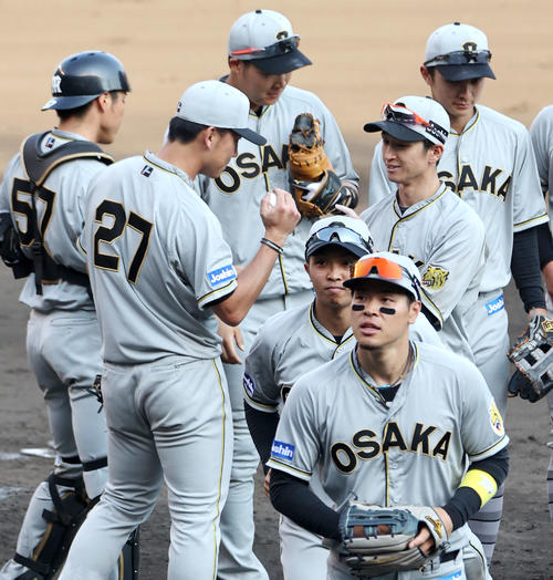 巨人打線を完封した阪神伊藤将（左から2人目）は近本（右から2人目）からウイニングボールを受け取る（撮影・上山淳一）