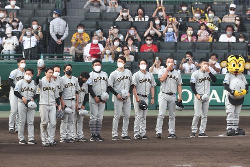 巨人に勝利しファンにあいさつする近本（左から3人目）、矢野監督（右から2人目）ら（撮影・上田博志）