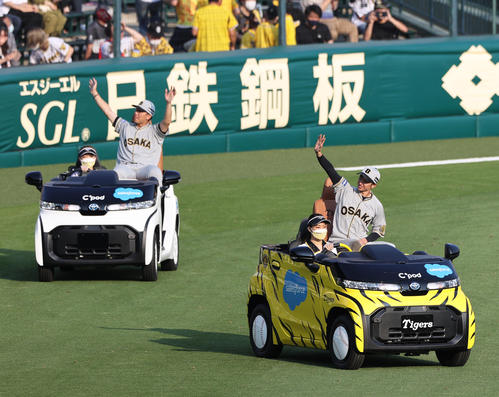 ファンの歓声に手を振って応えるヒーローの阪神近本（手前）と阪神伊藤将（撮影・上山淳一）