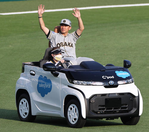 ファンの歓声に手を振って応えるヒーローの阪神伊藤将（撮影・上山淳一）