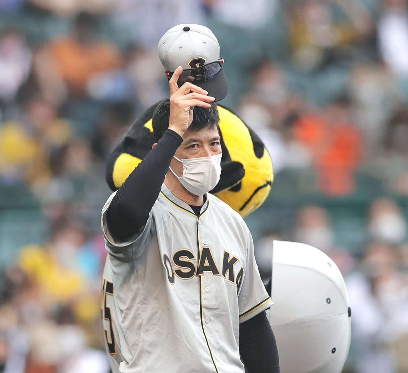 21日、巨人に勝利し、スタンドの観客にあいさつする阪神矢野監督（撮影・前田充）