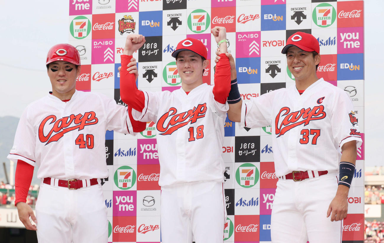 広島対中日　お立ち台でポーズを決める、左から磯村、森下、野間（撮影・加藤孝規）