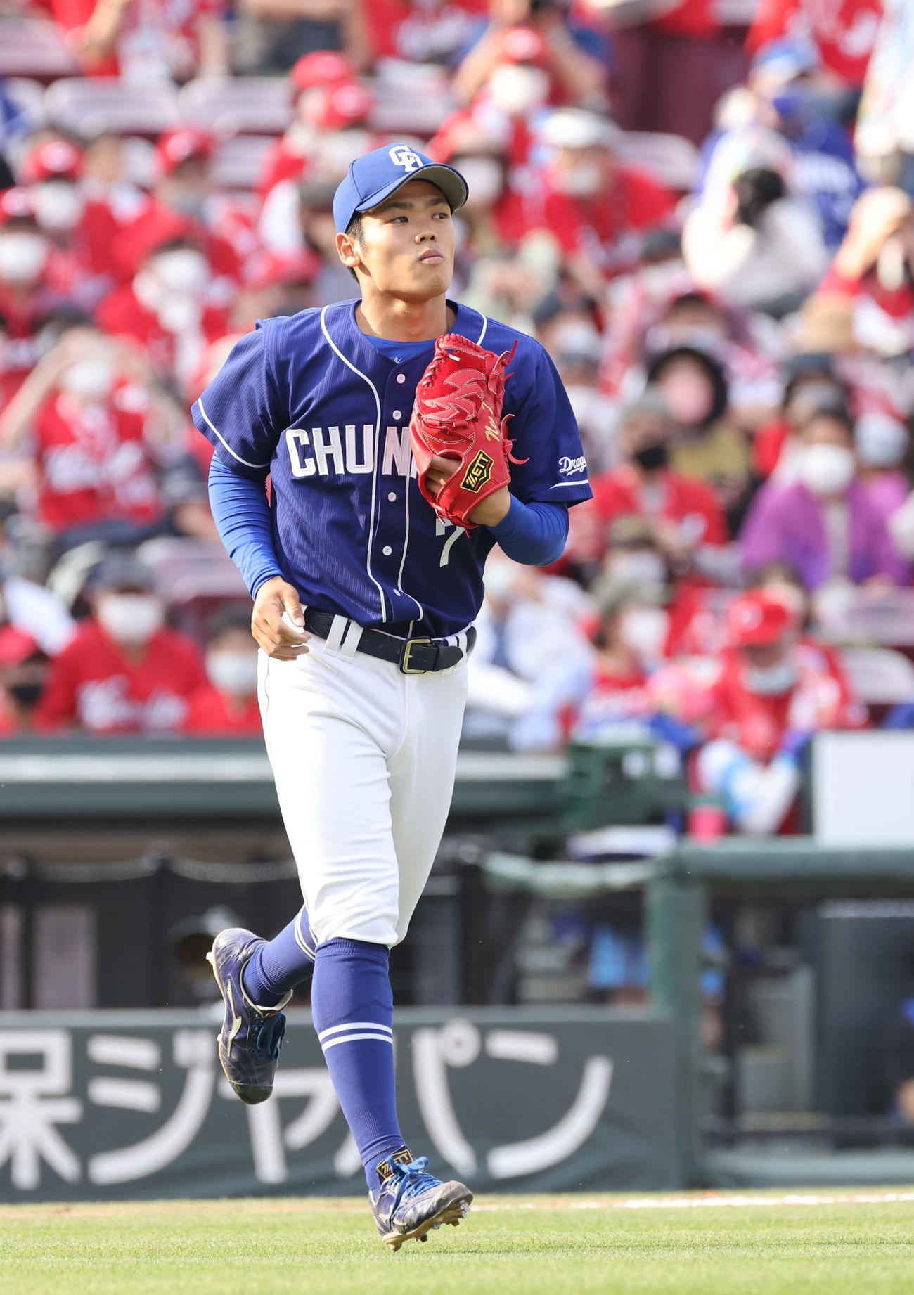 広島対中日　8回裏、マウンドへ向かう中日根尾（撮影・加藤孝規）