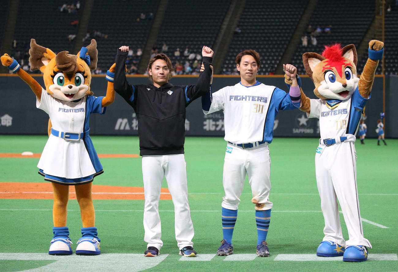 日本ハム対西武　試合後、笑顔でガッツポーズの伊藤（左）と宇佐見（撮影・黒川智章）