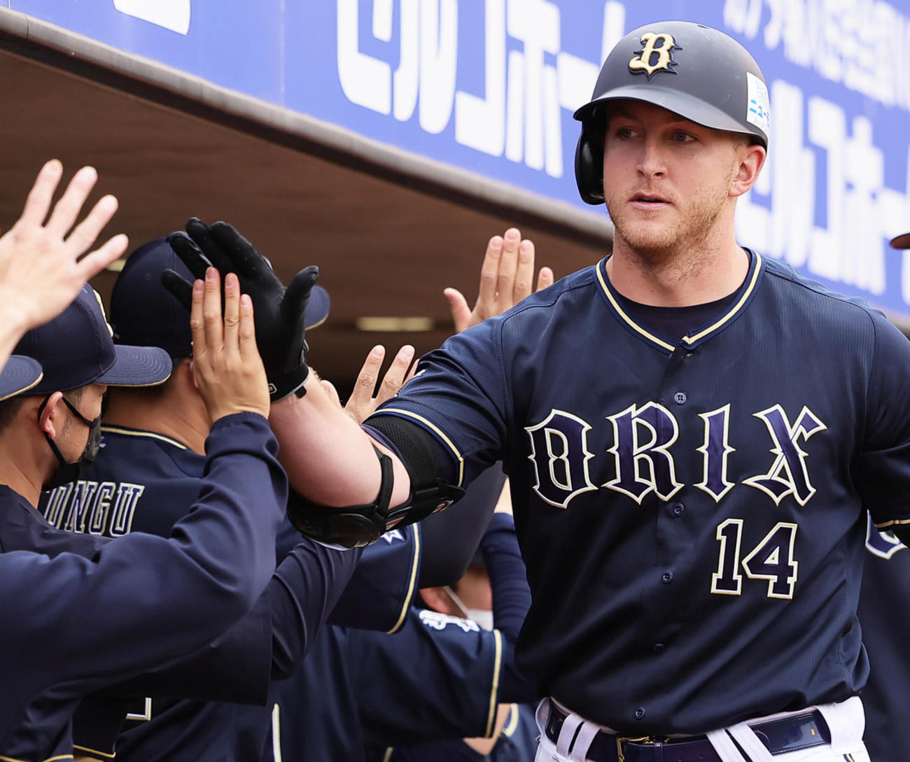 楽天対オリックス　8回表オリックス無死一塁、右越え2点本塁打を放ったマッカーシー（撮影・足立雅史）