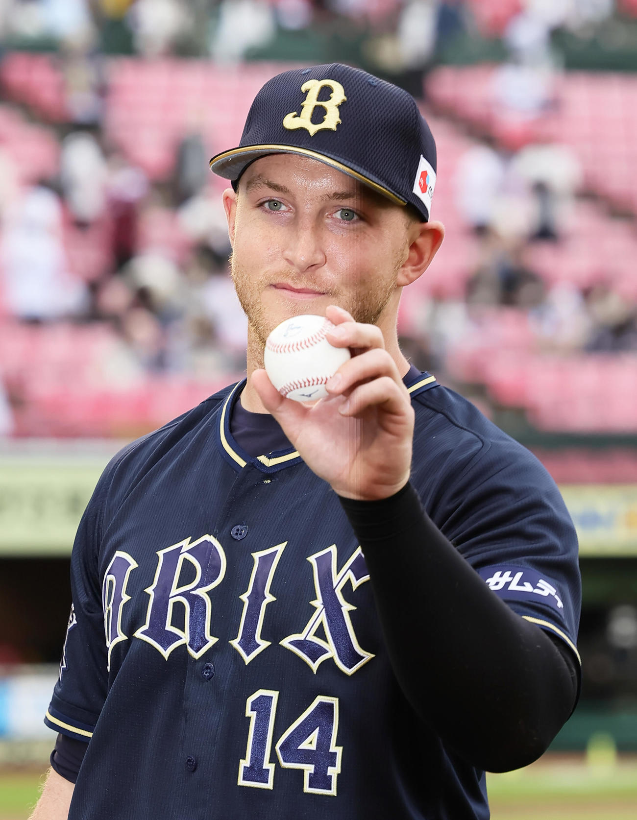楽天対オリックス　NPB初安打、初本塁打のオリックスのマッカーシーは記念球を手に笑顔（撮影・足立雅史）