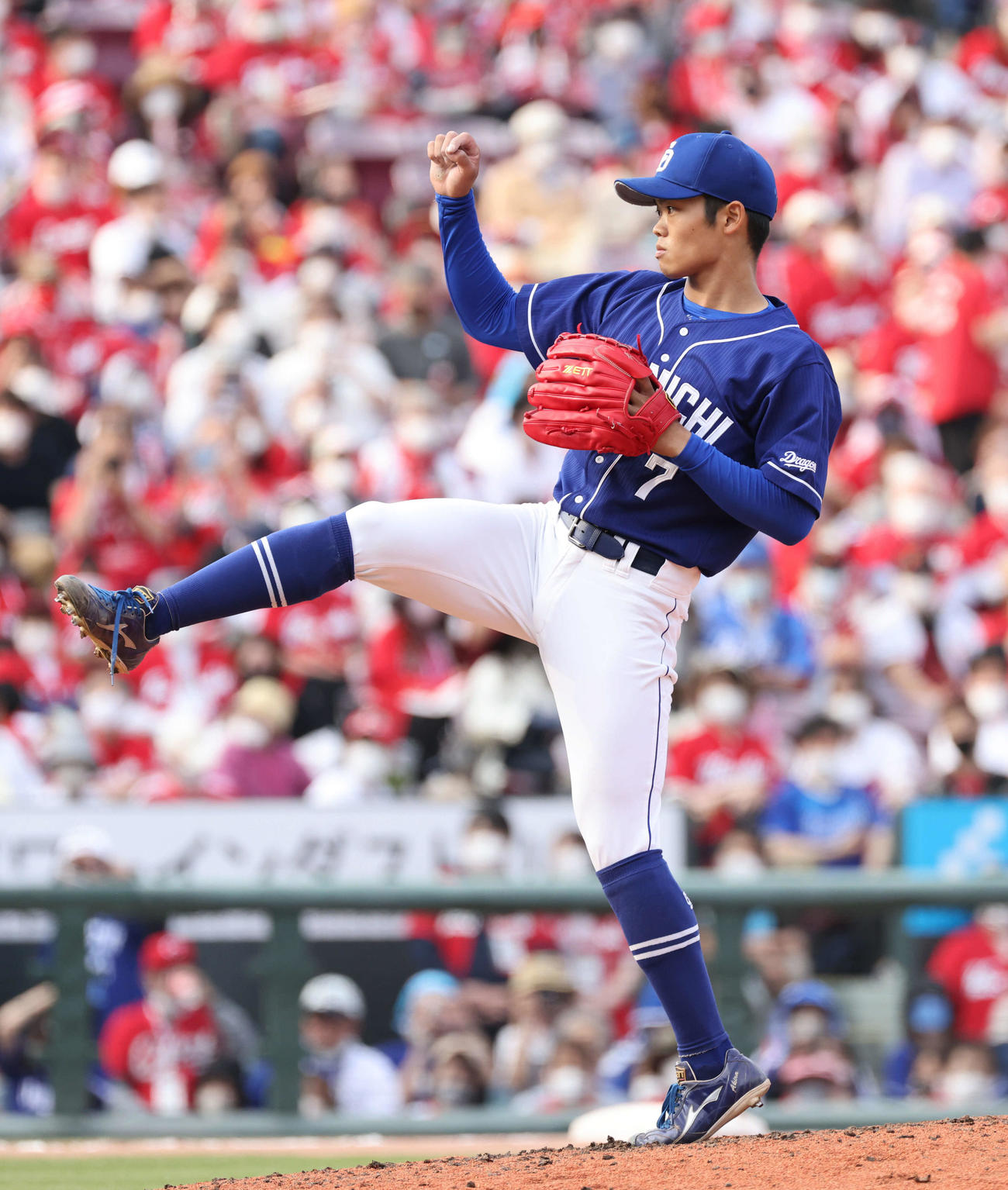 ダイナミックなピッチングフォームを見せる中日根尾（撮影・加藤孝規）