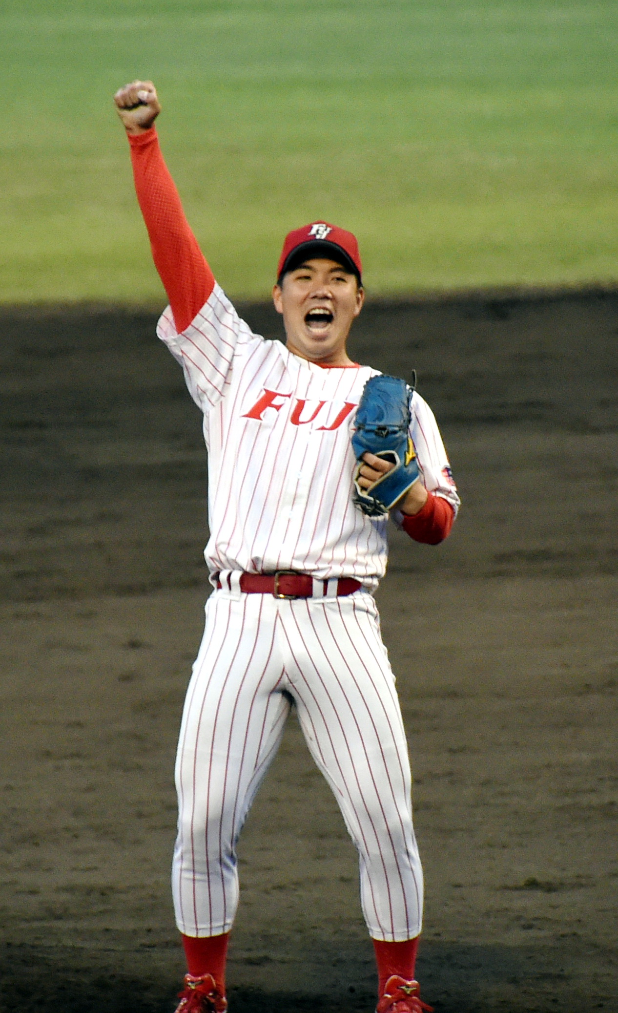 最後の打者を三振に抑えて拳を突き上げる富士大・金村（撮影・山田愛斗）