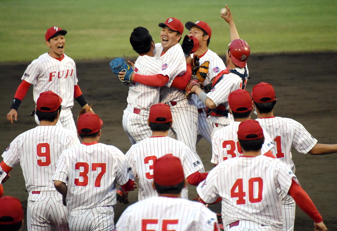 優勝を決めて抱き合って喜ぶ金村ら富士大ナイン（撮影・山田愛斗）