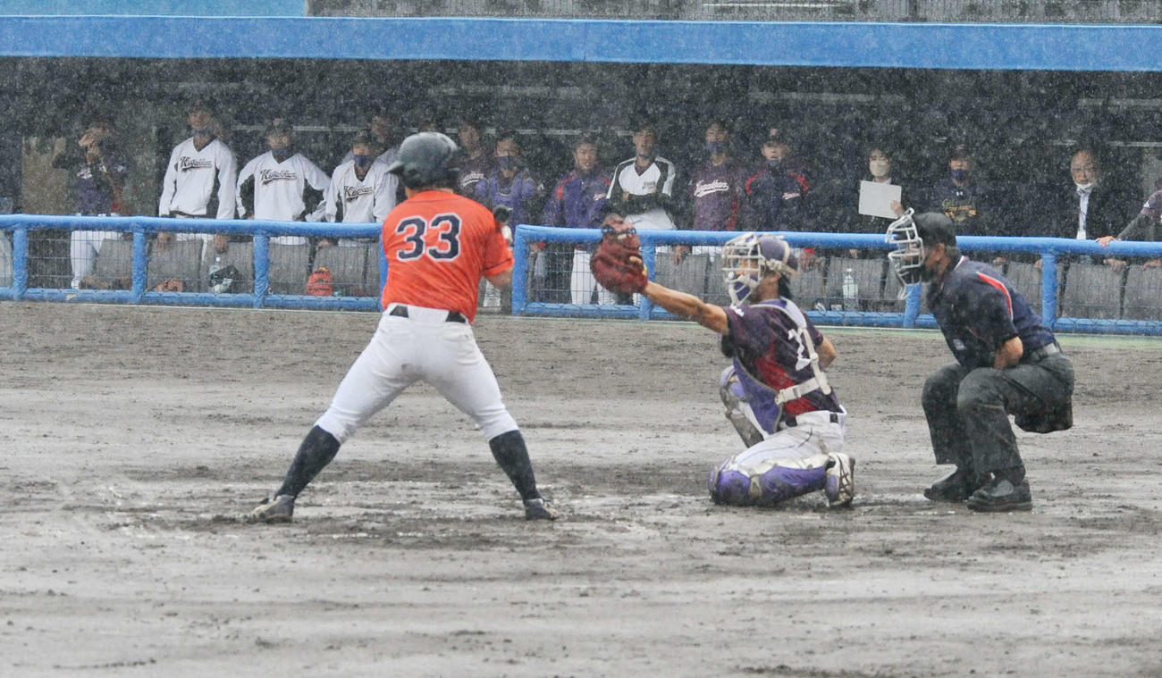 静岡大・内田（背番33）は、雨中の打席でボールを見極める