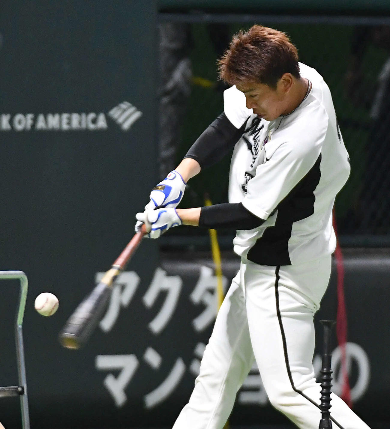ソフトバンク対ロッテ　打撃練習を行う角中（撮影・岩下翔太）