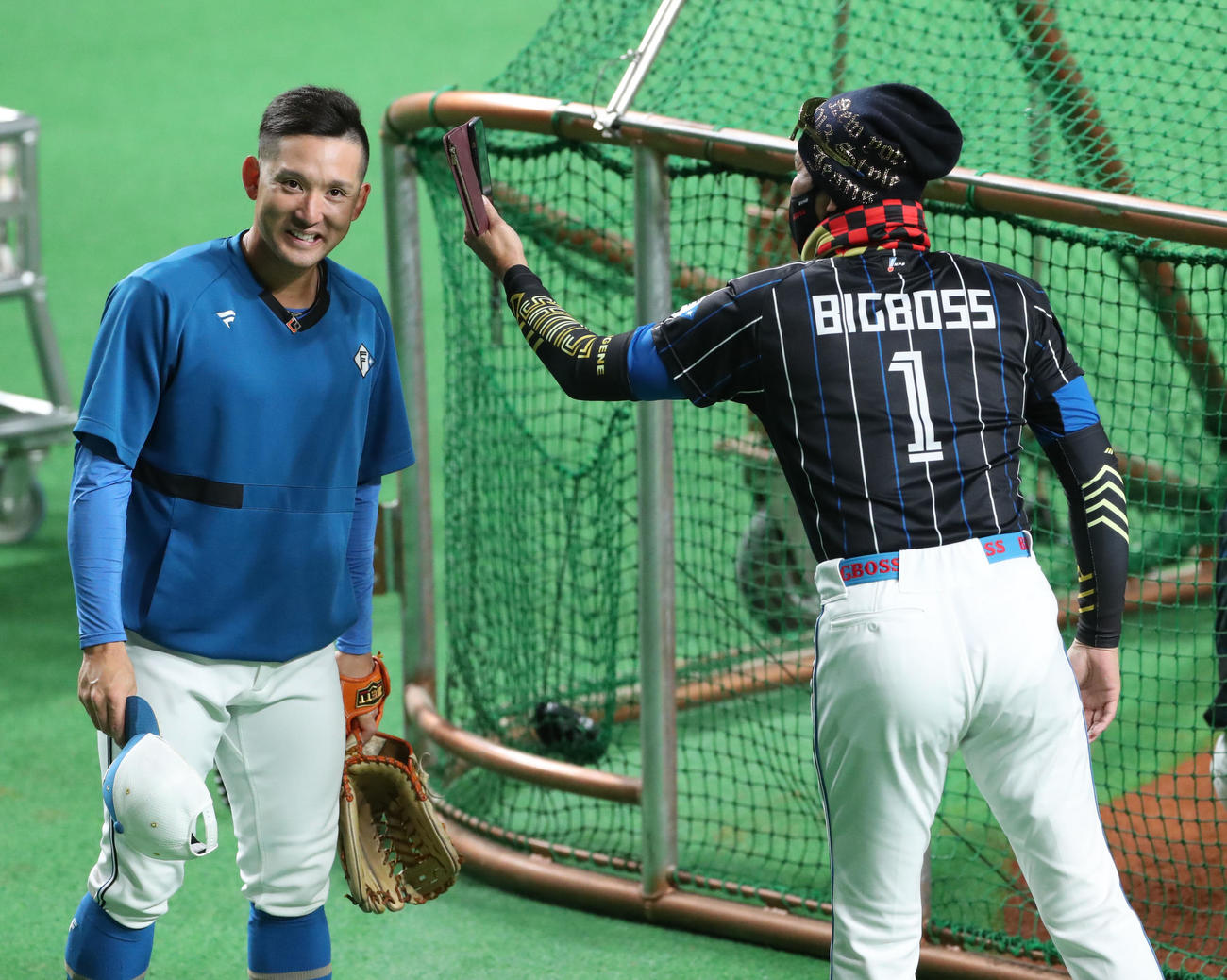 日本ハム対西武　試合前、インスタライブで日本ハム杉谷（左）の髪形を紹介する新庄監督（撮影・佐藤翔太）