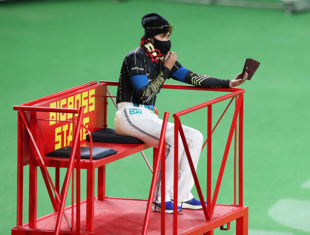 日本ハム対西武　試合前、BIGBOSSSTAGEからインスタライブを行う日本ハム新庄監督（撮影・佐藤翔太）