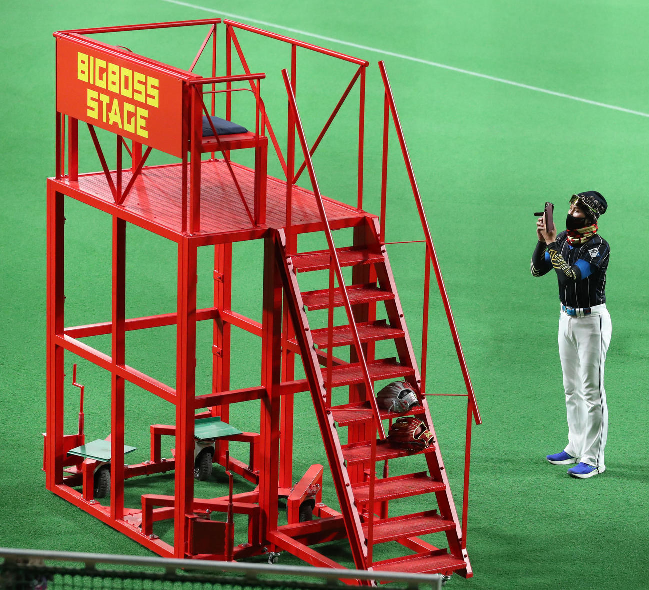 日本ハム対西武　試合前、インスタライブでBIGBOSSSTAGEを紹介する日本ハム新庄監督（撮影・佐藤翔太）