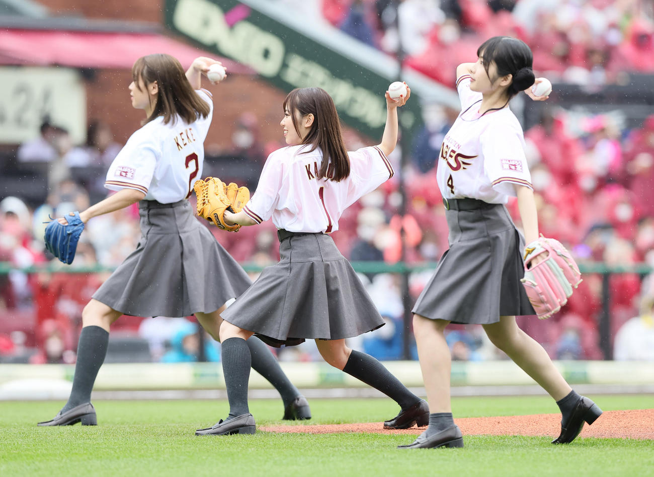 セレモニアルピッチに登場した、左からLiyuu、伊達さゆり、岬なこ（撮影・足立雅史）