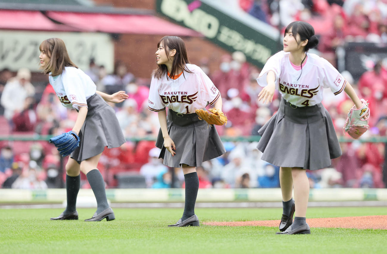 セレモニアルピッチに登場した、左からLiyuu、伊達さゆり、岬なこ（撮影・足立雅史）