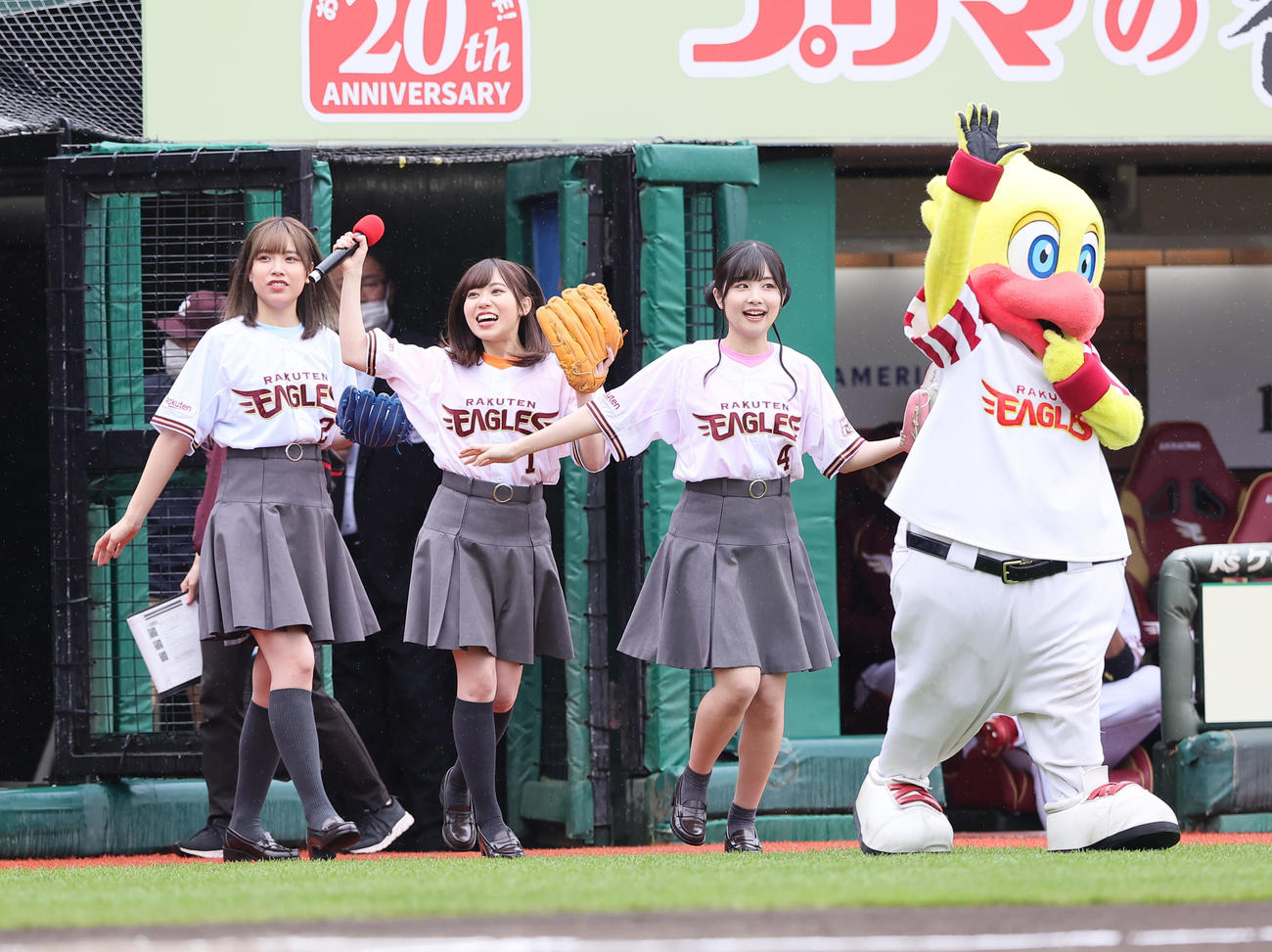 セレモニアルピッチに登場した、左からLiyuu、伊達さゆり、岬なこ（撮影・足立雅史）