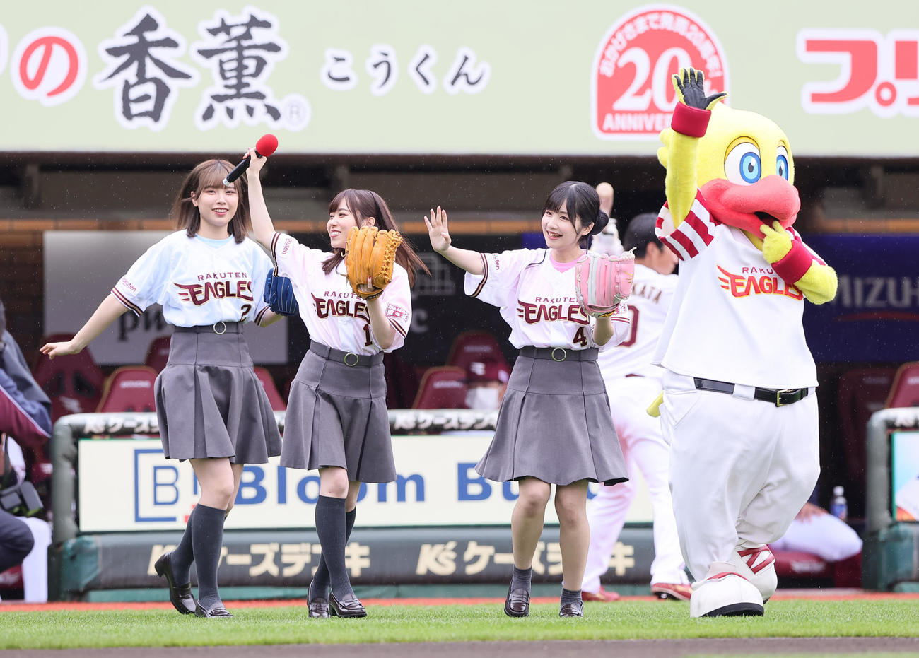 セレモニアルピッチに登場した、左からLiyuu、伊達さゆり、岬なこ（撮影・足立雅史）