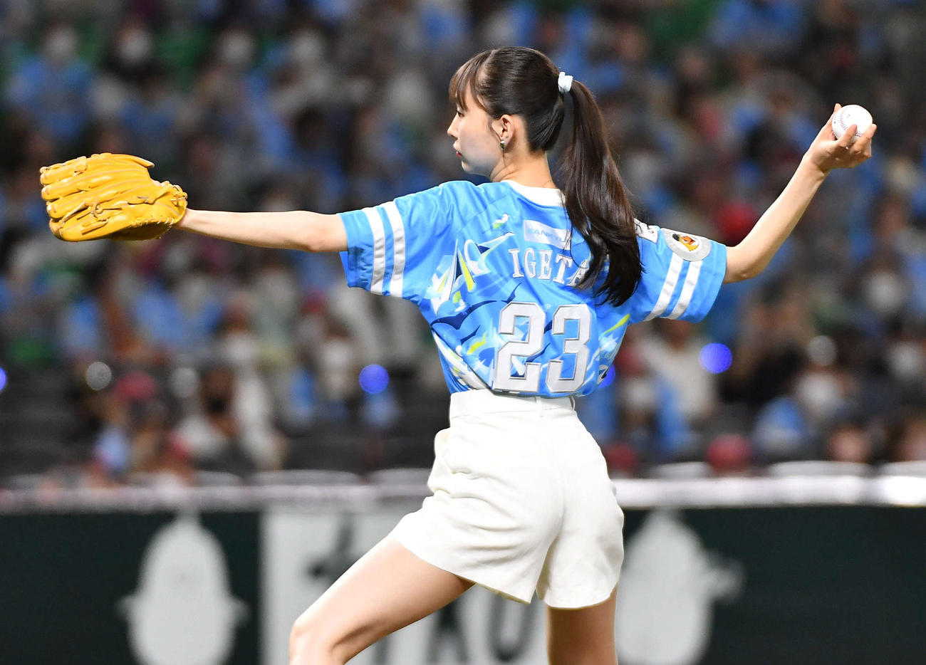 ソフトバンク対ロッテ　セレモニアルピッチを務めたモデル、女優の井桁弘恵（撮影・岩下翔太）